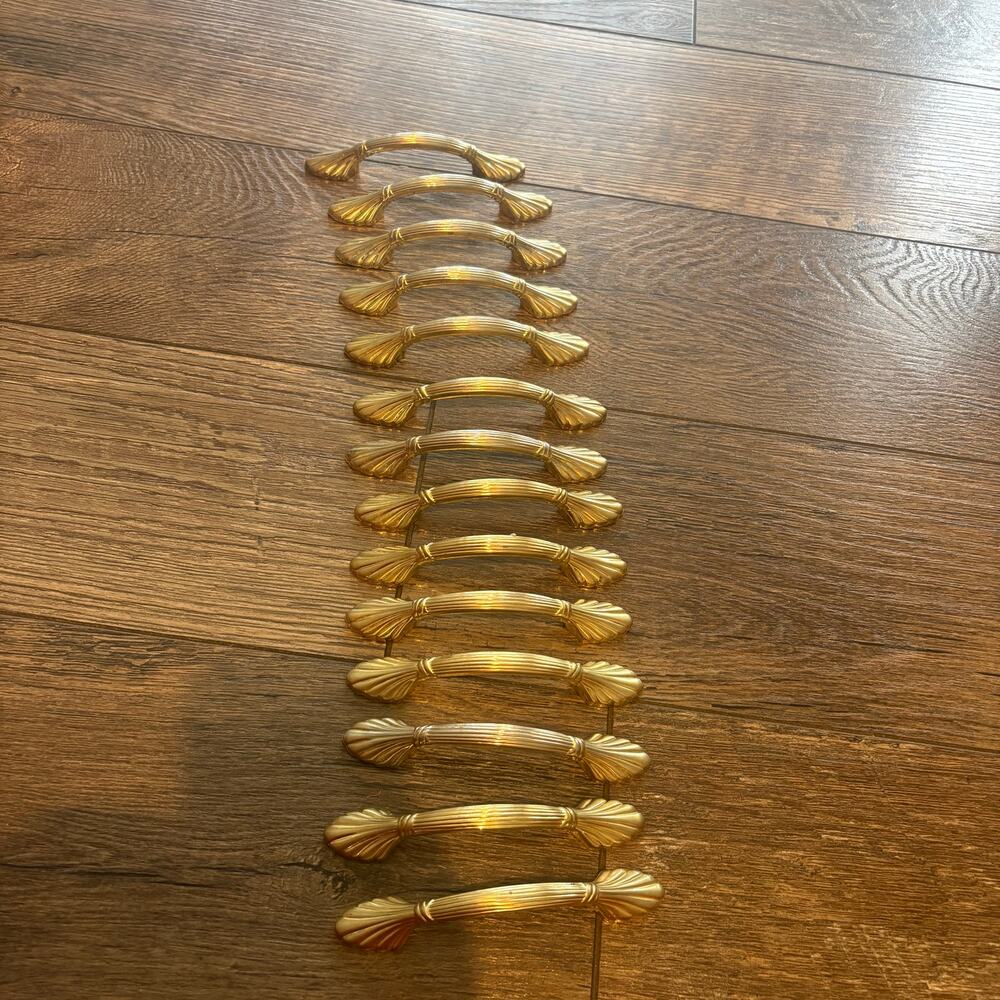 Amerock Art Deco Drawer Pulls Ribbed Grip Scalloped Ends GOLD Brass Vtg set 14